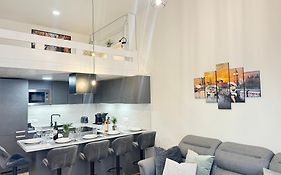 Free Parking - Cozy Apartment Near Vysehrad Railway Bridge